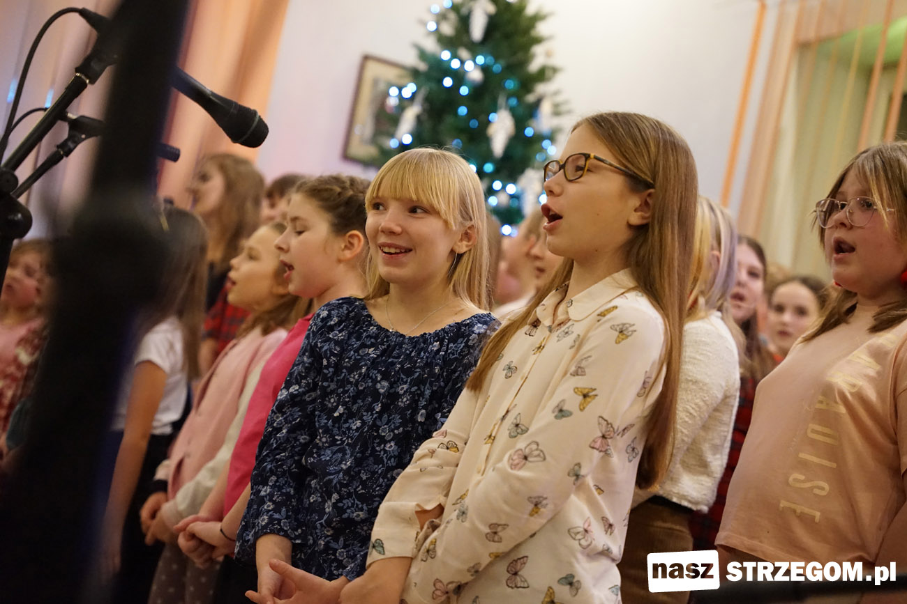 Radosne kolędowanie z Dziecięcą Scholą Bazyliki Strzegomskiej [FOTO] 
